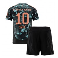 Camiseta Bayern Munich Leroy Sane #10 Visitante Equipación para niños 2024-25 manga corta (+ pantalones cortos)